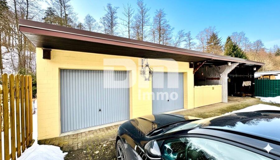 Modernisierte DHH mit Doppelgarage und 2x Carport in Traumlage inkl. Bachlauf - 2x Garage / 2x Carport